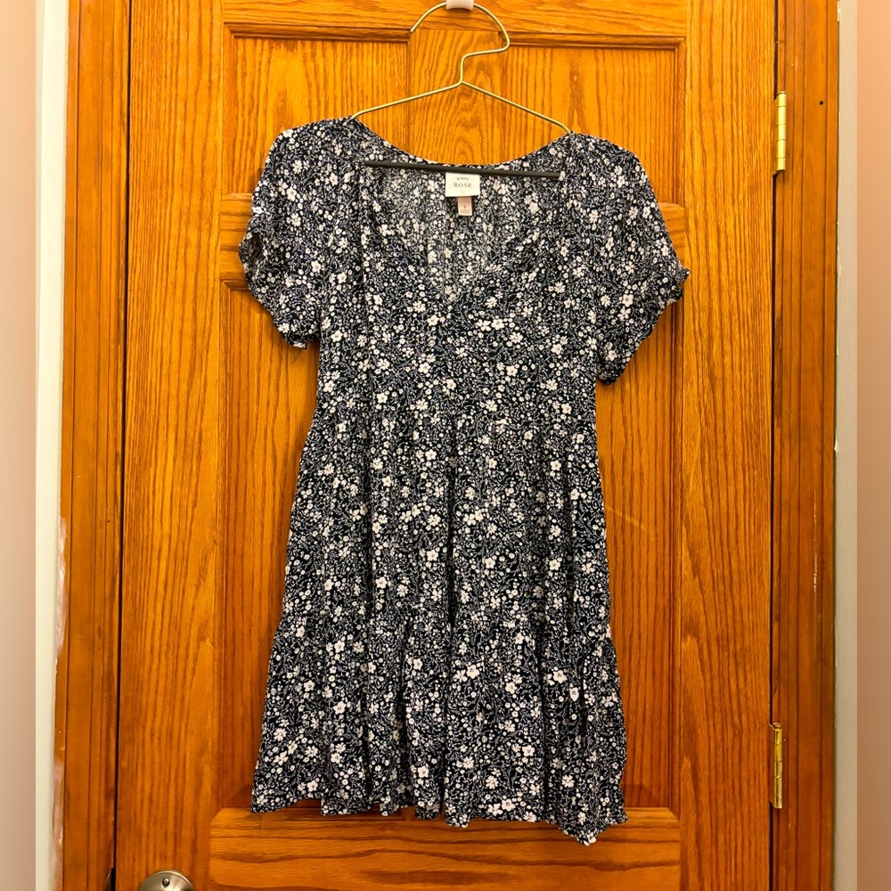 Knox Rose Size S tiered mini dress in navy with white flowers with pockets!